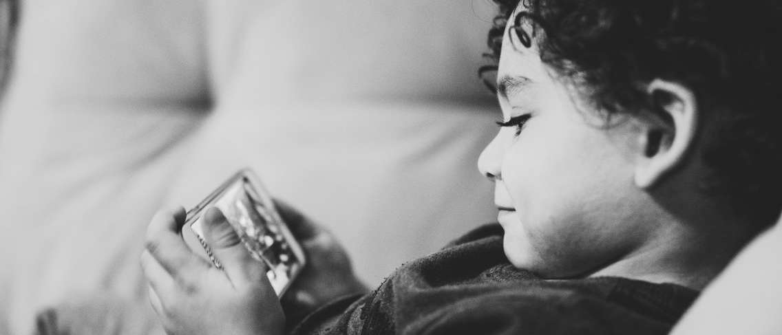 Bolehkah Kanak-kanak Mendapat Jangkitan Otak daripada Bermain Terlalu Banyak Telefon Bimbit? Penipuan!
