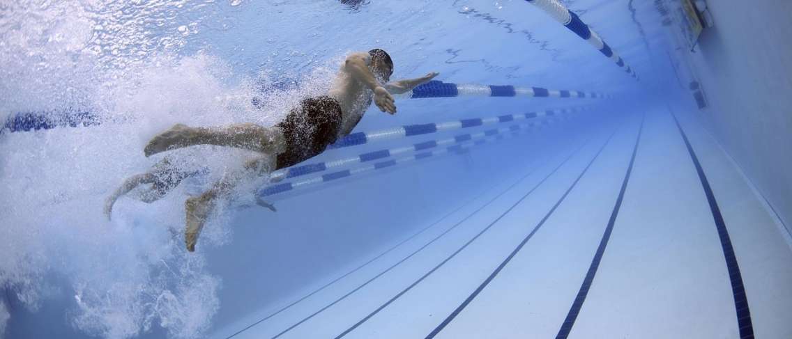 يجب أن يعرف السباحون وظائف ومخاطر الكلور في حمام السباحة!