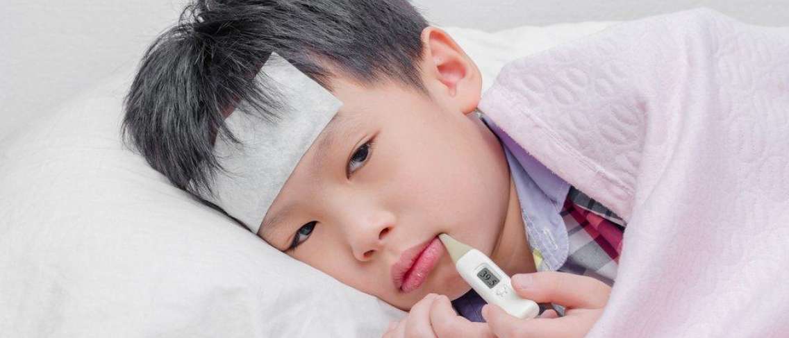 Треската може да бъде симптом на възпалено гърло при деца