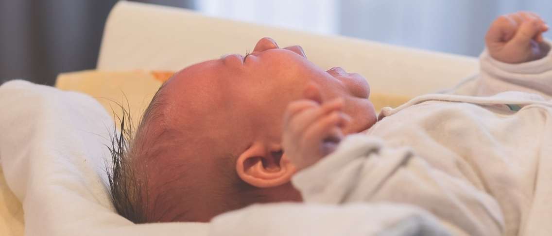 Ini adalah 7 sebab mengapa bayi menangis pada waktu malam