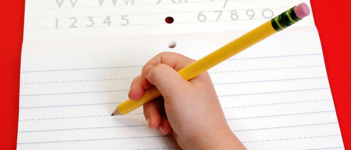 Ibu, Perhatikan 6 Cara Ini untuk Mengajar Anak Menulis!
