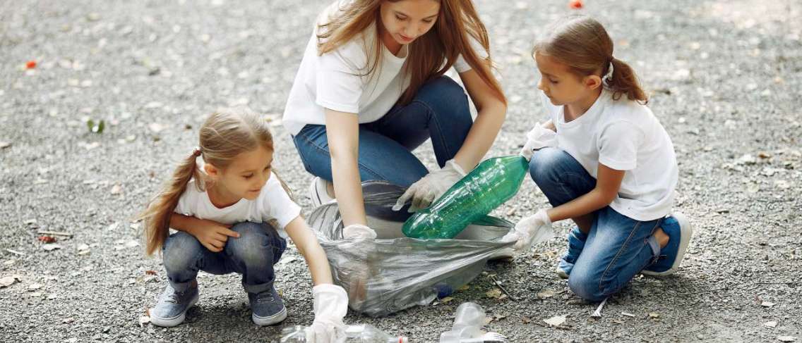 Mengajar Kanak-kanak Membuang Sampah di Tempatnya