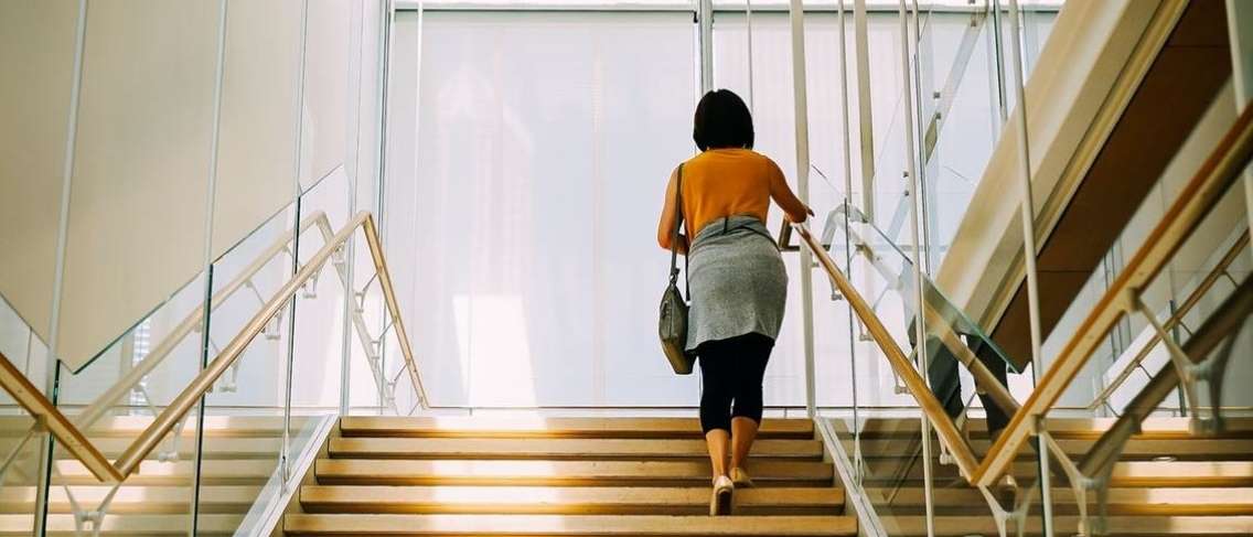 Bolehkah wanita hamil naik dan turun tangga?