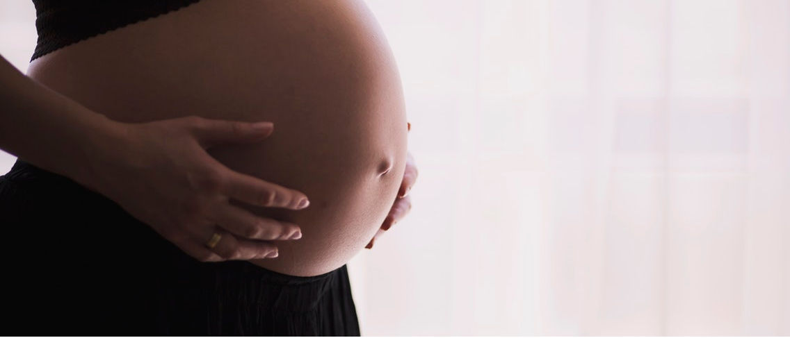 Conoscere la Linea Nigra, la linea nera che compare sullo stomaco durante la gravidanza