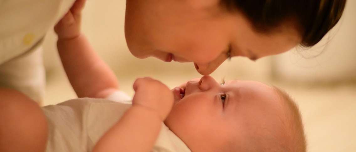 Succhiare il moccio del bambino con la bocca, è possibile o no?