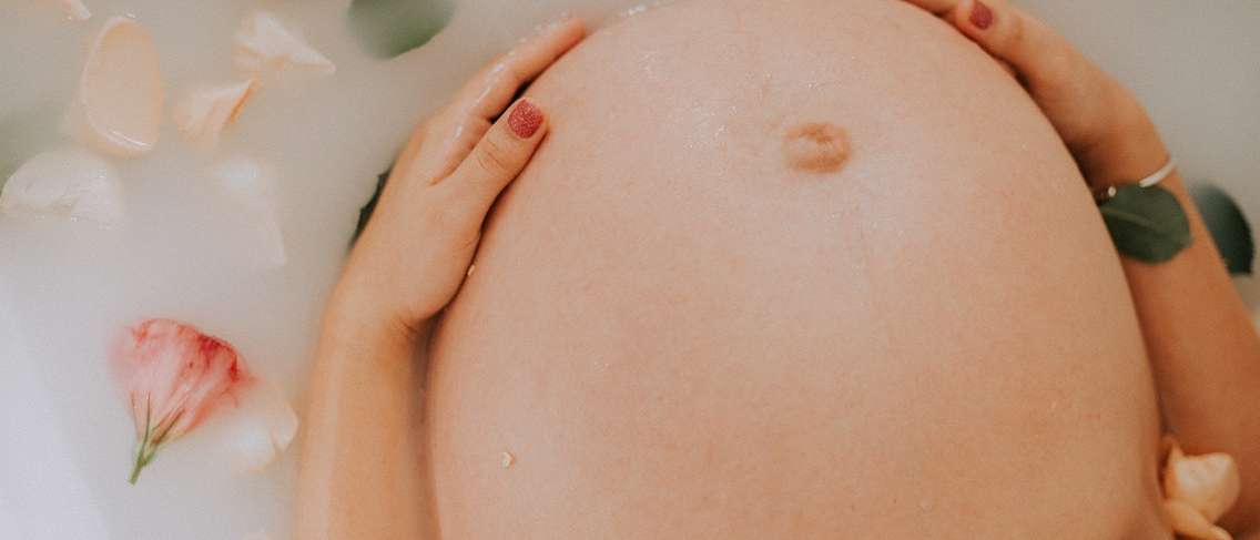 Могат ли бременните жени да се къпят през нощта?